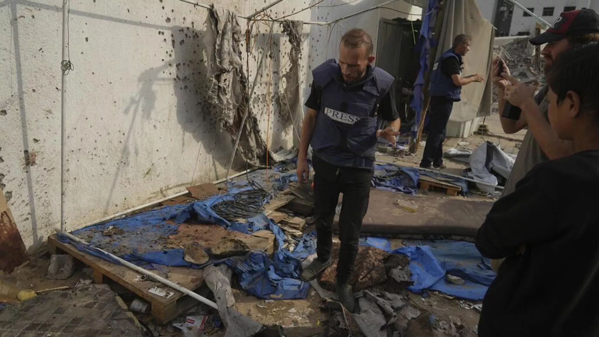 Periodistas palestinos inspeccionan la carpa destruida donde periodistas, incluidos los corresponsales de Al Jazeera Anas al-Sharif y Mohamed Qureiqa, fueron asesinados por Israel - Sputnik Mundo, 1920, 17.08.2025
