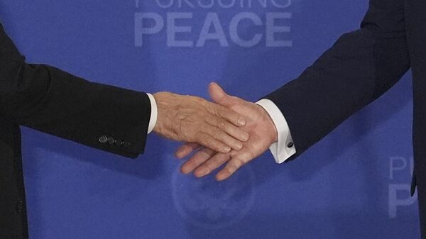 El presidente de Rusia, Vladímir Putin (izquierda) y su homólogo estadounidense, Donald Trump (derecha) estrechan sus manos tras la conferencia de prensa. - Sputnik Mundo