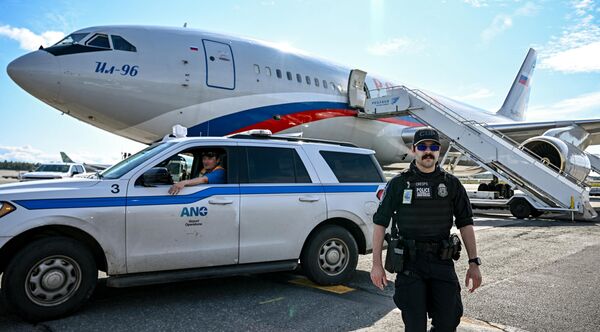 Avión gubernamental Il-96-300 de la escuadrilla especial Rossiya llega a la ciudad de Anchorage, en Alaska, en la que se ha celebrado la reunión entre Vladímir Putin y  Donald Trump. - Sputnik Mundo