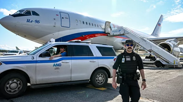 Самолет Ил-96-300 специального летного отряда Россия, прибыл в Международный аэропорт Анкоридж имени Теда Стивенса, Аляска - Sputnik Mundo