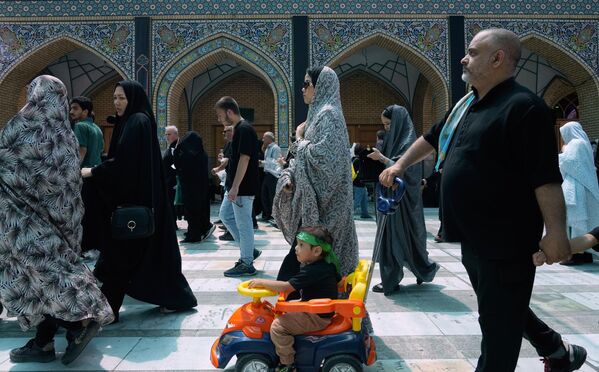 Un grupo de personas visita el santuario del santo chií Abdulazim en la ciudad iraní de Shahr-e Rey. - Sputnik Mundo