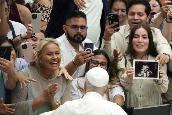 Devotos saludan al papa León XIV tras concluir la audiencia general semanal en el Vaticano. - Sputnik Mundo