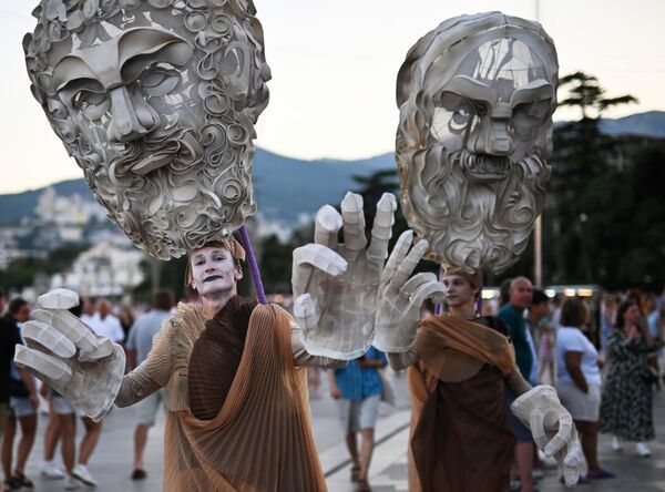 Celebración del Día de la Ciudad en el paseo marítimo de la ciudad rusa de Yalta, en Crimea. - Sputnik Mundo