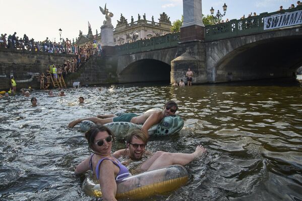 Bañistas en el río Spree, en Berlín. - Sputnik Mundo