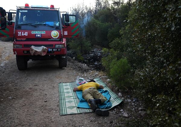 Bombero se toma un descanso cerca de la ciudad turca de Izmir al término de las labores de extinción. - Sputnik Mundo