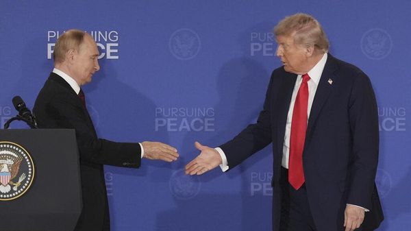 El presidente de Rusia, Vladímir Putin, en una rueda de prensa tras las negociaciones con el presidente de Estados Unidos, Donald Trump, en Alaska - Sputnik Mundo