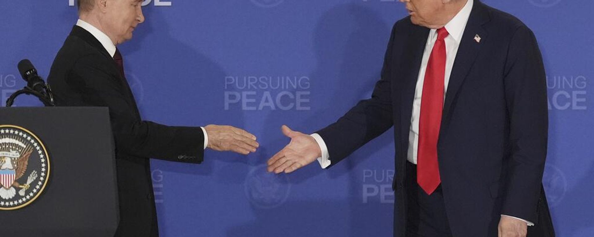 El presidente de Rusia, Vladímir Putin, en una rueda de prensa tras las negociaciones con el presidente de Estados Unidos, Donald Trump, en Alaska - Sputnik Mundo, 1920, 23.09.2026