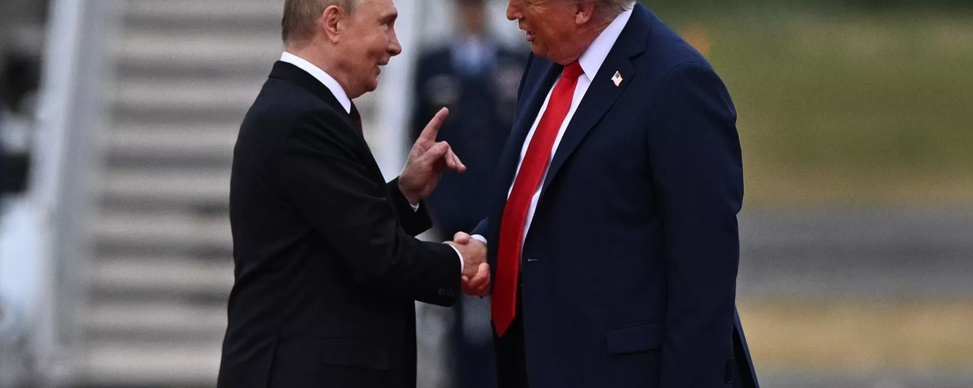 El presidente de Rusia, Vladímir Putin, y el presidente de Estados Unidos, Donald Trump (derecha), durante su reunión en la base militar Elmendorf-Richardson, en Alaska. - Sputnik Mundo, 1920, 20.08.2025