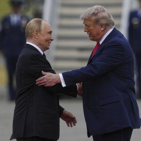 El presidente de Rusia, Vladímir Putin, y el presidente de Estados Unidos, Donald Trump (derecha), durante su reunión en la base militar Elmendorf-Richardson, en Alaska - Sputnik Mundo