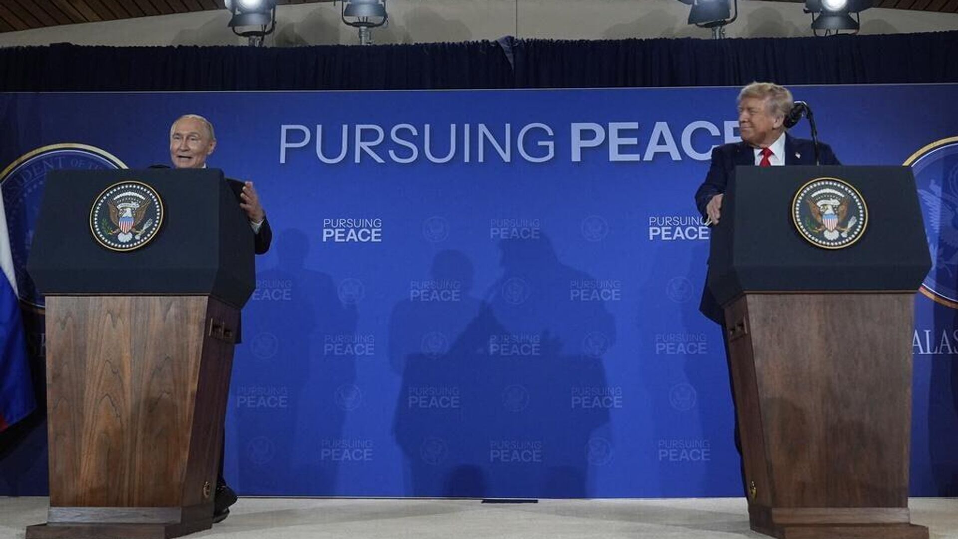 ¿Cómo Putin y Trump alcanzan un punto de inflexión y entablan un diálogo sin caras tristes? ¿Cómo Putin y Trump alcanzan un punto de inflexión y entablan un diálogo sin caras tristes? - Sputnik Mundo, 1920, 16.08.2025