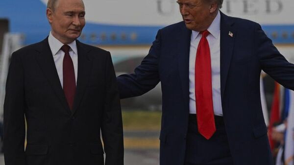 ¿Qué revela el lenguaje corporal de Putin y Trump durante su reunión en Alaska? - Sputnik Mundo