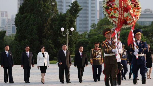 Kim Jong-un rinde homenaje a los héroes soviéticos de la Segunda Guerra Mundial en Pionyang - Sputnik Mundo