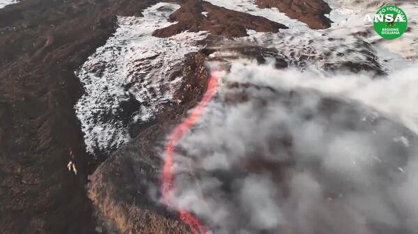 Nuevas imágenes de la erupción del Etna echando ríos de magma en la isla italiana de Sicilia - Sputnik Mundo