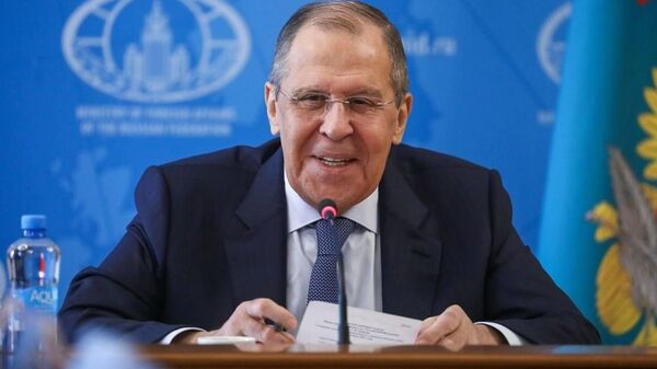 Lavrov conversa con los cancilleres de Turquía y de Hungría sobre la cumbre en Alaska - Sputnik Mundo