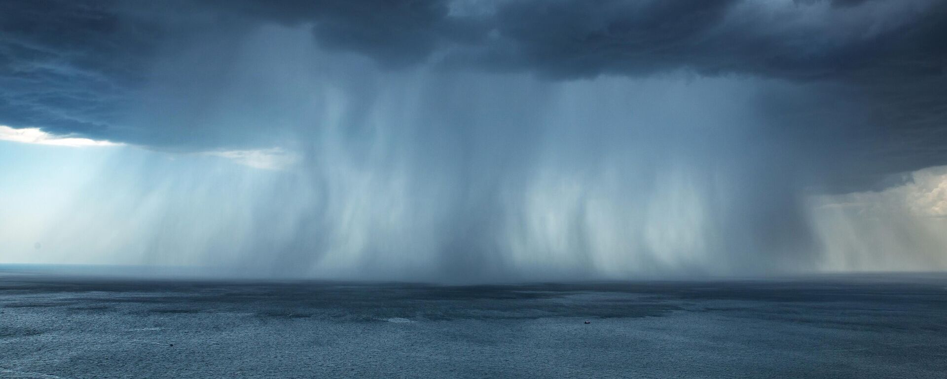 Lluvia intensa sobre el mar (Imagen referencial) - Sputnik Mundo, 1920, 17.08.2025