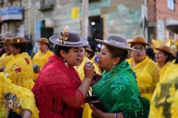 Preparativos a la cumbre Putin-Trump, la muerte de Uribe e incendios en Europa, en las fotos de la semana - Sputnik Mundo