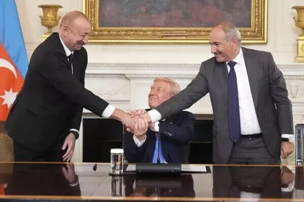 Preparativos a la cumbre Putin-Trump, la muerte de Uribe e incendios en Europa, en las fotos de la semana - Sputnik Mundo