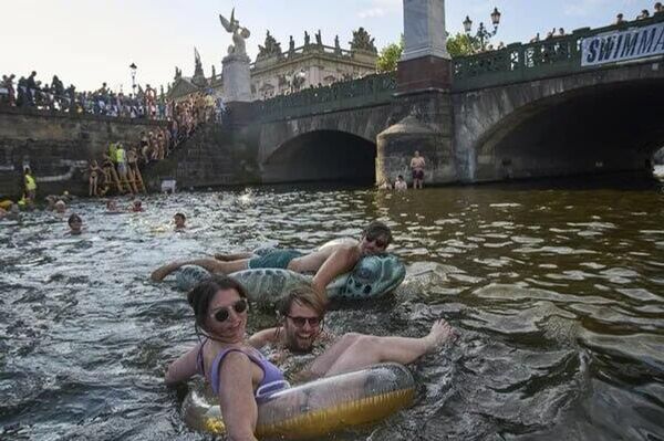 Preparativos a la cumbre Putin-Trump, la muerte de Uribe e incendios en Europa, en las fotos de la semana - Sputnik Mundo