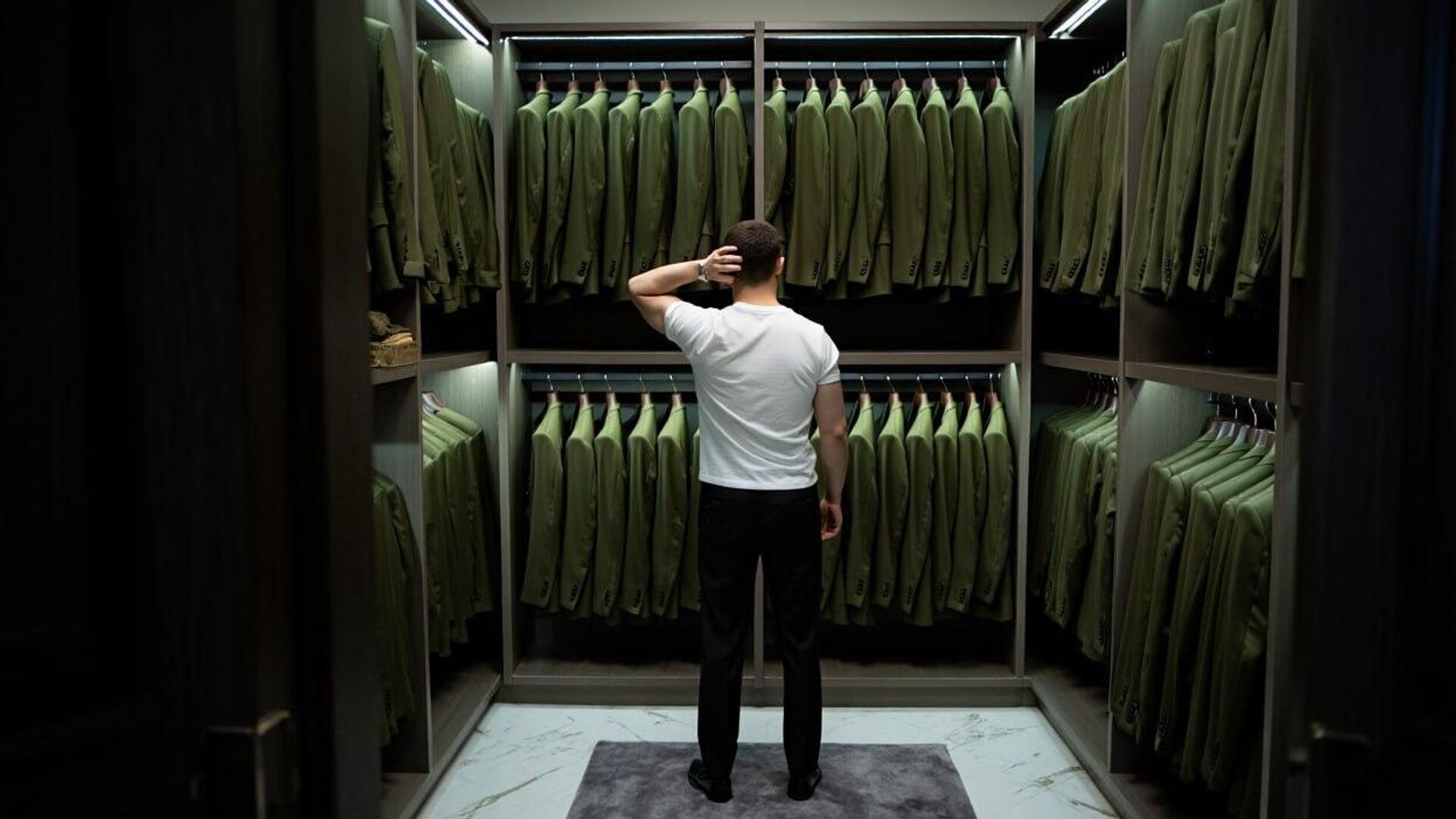 La intriga del día: ¿qué atuendo elegirá Zelenski para no repetir el fracaso de marzo en el Despacho Oval? La intriga del día: ¿qué atuendo elegirá Zelenski para no repetir el fracaso de marzo en el Despacho Oval? - Sputnik Mundo, 1920, 18.08.2025