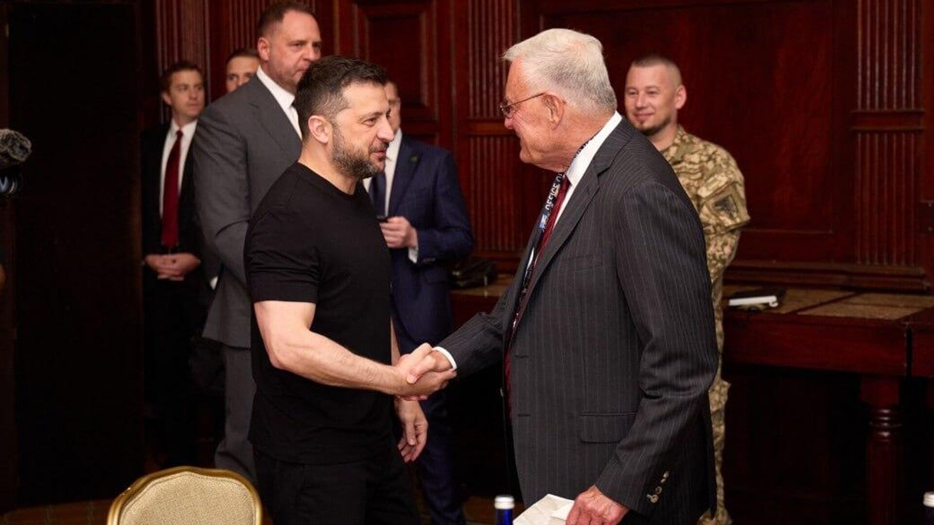 Nuevo estilo, pero aun así sin traje: Zelenski se viste de negro antes de reunirse con Trump Nuevo estilo, pero aun así sin traje: Zelenski se viste de negro antes de reunirse con Trump - Sputnik Mundo, 1920, 18.08.2025