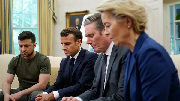 Volodímir Zelenski, el presidente francés, Emmanuel Macron, la jefa de la Comisión Europea, Ursula von der Leyen, el primer ministro británico, Keir Starmer (Imagen referencial) - Sputnik Mundo