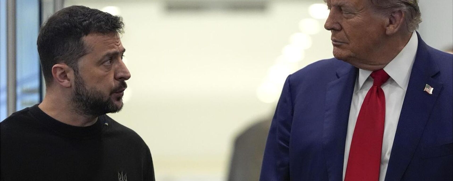 Zanahoria para Zelenski: ¿busca Ucrania garantías de seguridad que podrían bloquear el proceso de paz? - Sputnik Mundo, 1920, 19.08.2025