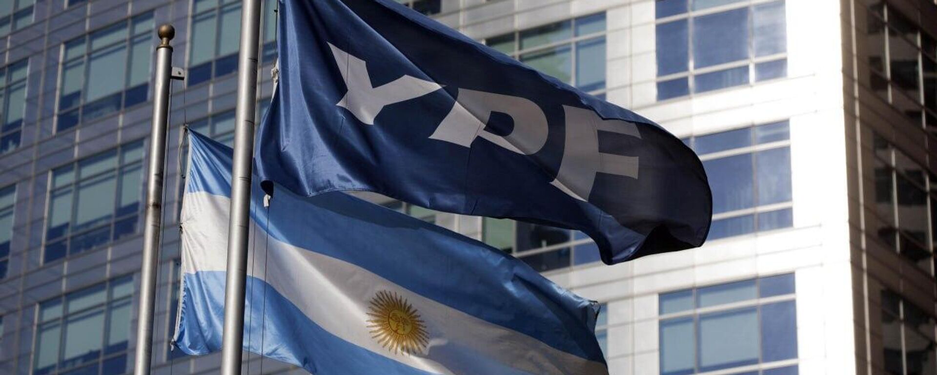 Amenaza a la soberanía: Argentina celebra fallos favorables en el multimillonario juicio por YPF - Sputnik Mundo, 1920, 13.02.2026
