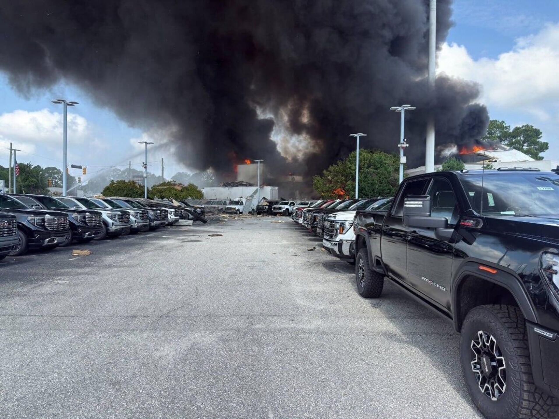 Choca contra una veterinaria y provoca incendio en Carolina del Norte, EEUU Choca contra una veterinaria y provoca incendio en Carolina del Norte, EEUU - Sputnik Mundo, 1920, 20.08.2025