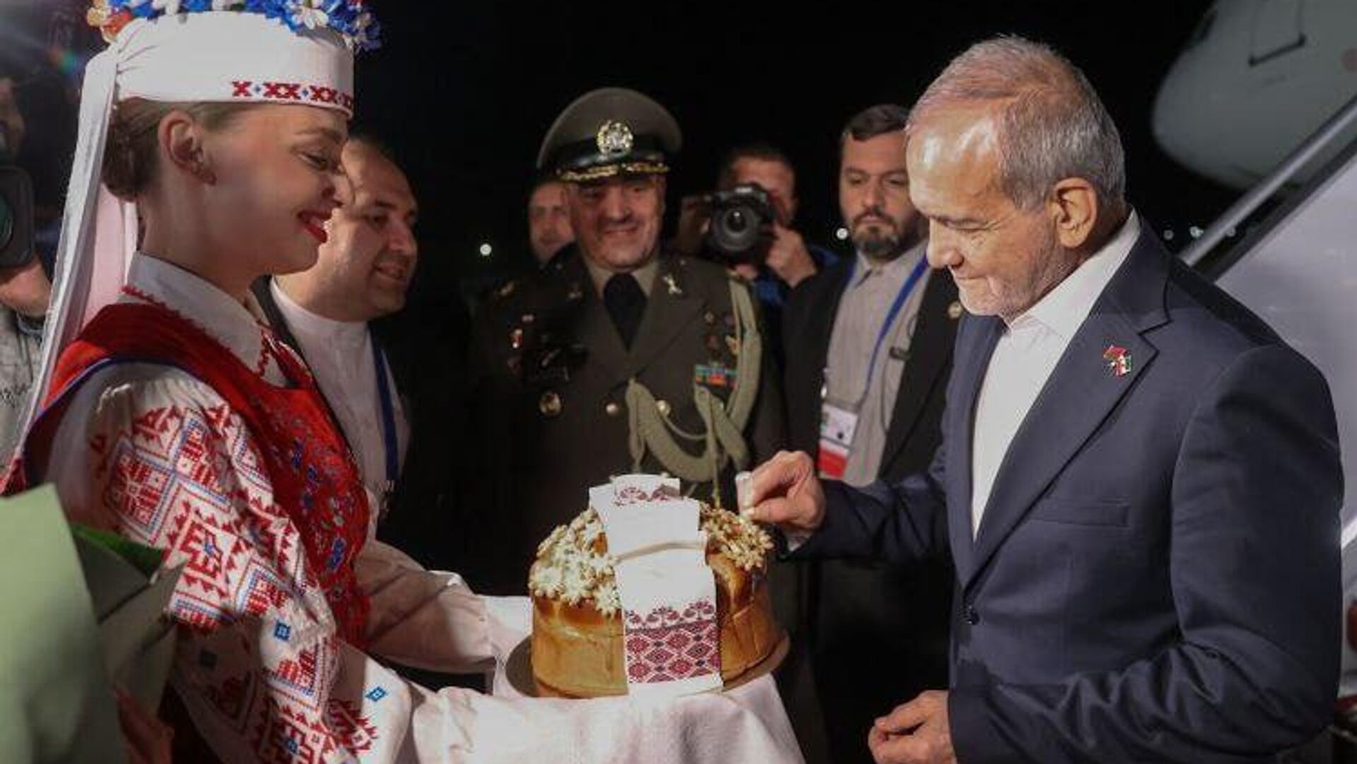 El presidente iraní Pezeshkián llega a Bielorrusia de visita oficial El presidente iraní Pezeshkián llega a Bielorrusia de visita oficial - Sputnik Mundo, 1920, 20.08.2025