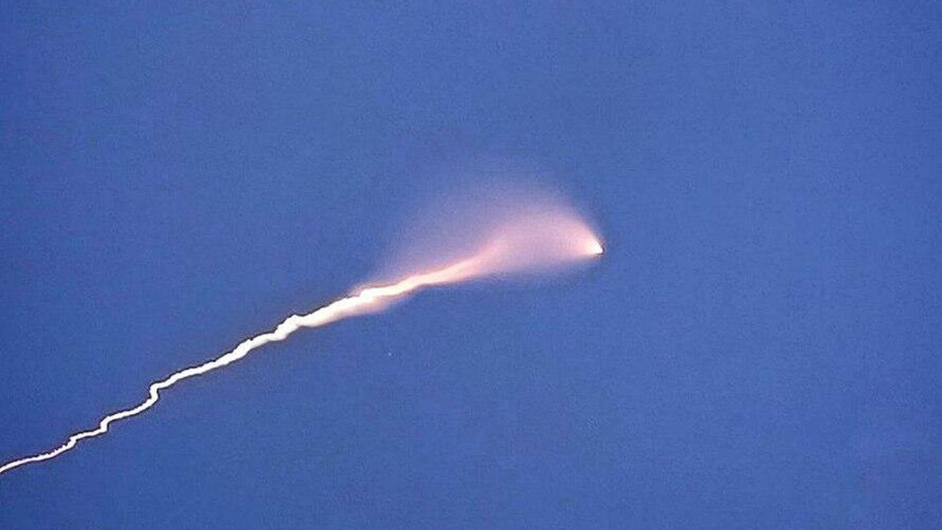 La India realiza con éxito un lanzamiento de prueba del misil balístico Agni-5 La India realiza con éxito un lanzamiento de prueba del misil balístico Agni-5 - Sputnik Mundo, 1920, 20.08.2025