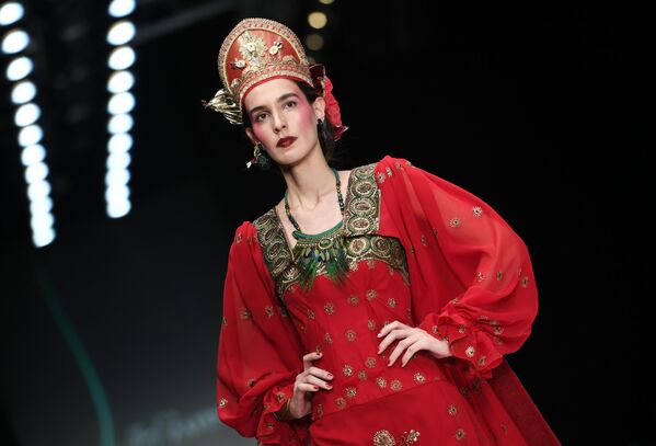 Desfile de la colección de ropa SLAVA ZAITSEV durante la Mercedes-Benz Fashion Week en Moscú. - Sputnik Mundo