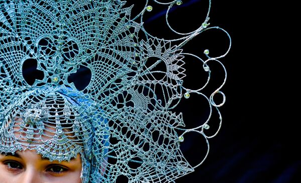 Una joven muestra un kokoshnik creado por un maestro ruso, en el museo de arquitectura de madera Kostromskaya Sloboda en la ciudad rusa de Kostroma. - Sputnik Mundo