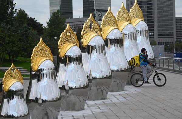 Matrioskas espejadas con kokoshniks dorados frente al hotel Ucrania en Moscú. Autora del proyecto artístico: Tatiana Liksutova, arquitecta Nicole Krijeli. - Sputnik Mundo