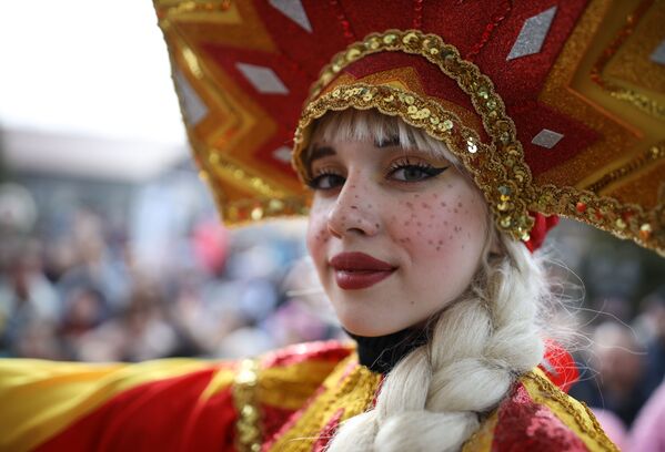 Una participante en la celebración de carnaval ruso Máslenitsa en el Valle de Lefkadia, en la región de Krasnodar. - Sputnik Mundo