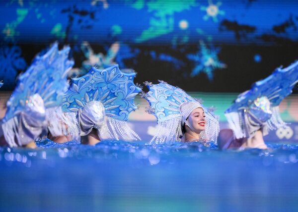 Participantes del Teatro Acuático de María Kiseliova se presentan en un show de campeones olímpicos en el marco de la Copa de la Federación en el Centro Olímpico de Natación Artística de Moscú. - Sputnik Mundo