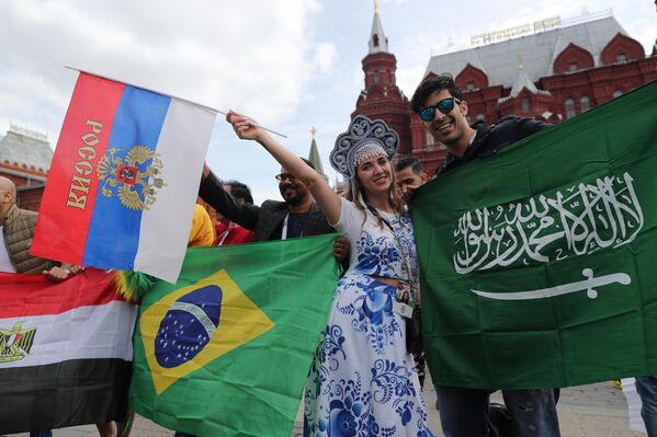 Hinchas del Campeonato Mundial de Fútbol 2018 en la plaza Manézhnaya de Moscú. - Sputnik Mundo
