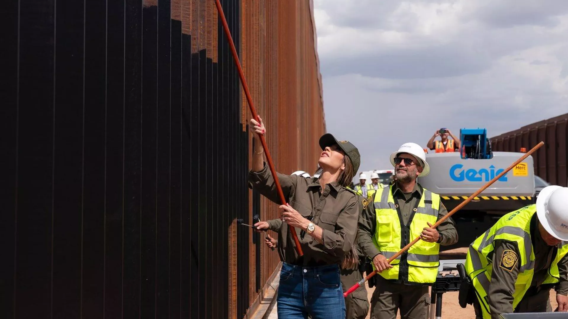 Kristi Noem, secretaria de Seguridad Nacional de EEUU, pintando el muro fronterizo con México - Sputnik Mundo, 1920, 21.08.2025