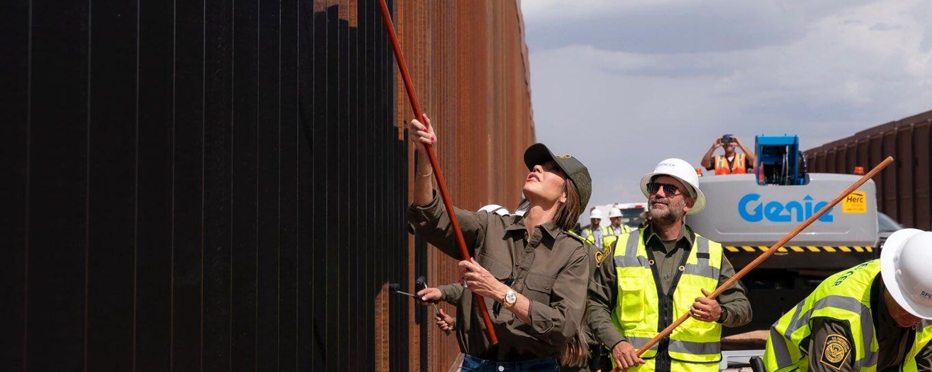 Kristi Noem, secretaria de Seguridad Nacional de EEUU, pintando el muro fronterizo con México - Sputnik Mundo, 1920, 21.08.2025
