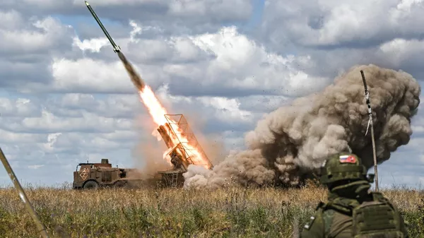 Sistema lanzacohetes múltiple Uragan ruso en la zona de la operación militar especial - Sputnik Mundo