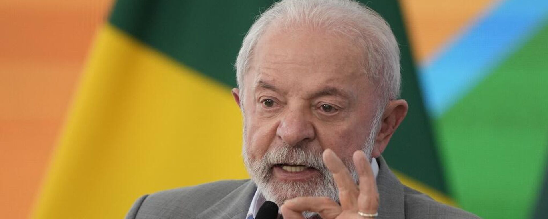 Luiz Inacio Lula da Silva, presidente brasileño, habla durante un evento en el palacio presidencial de Planalto en Brasilia, Brasil, viernes 1 de agosto de 2025  - Sputnik Mundo, 1920, 21.08.2025