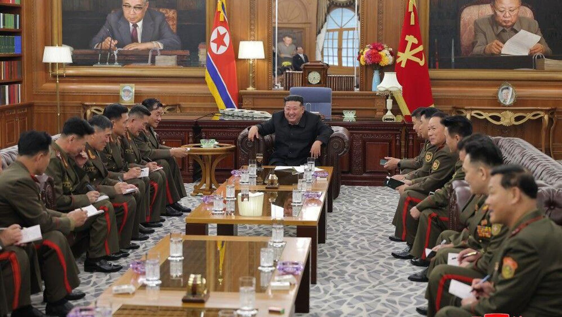 El líder norcoreano recibe a militares que participaron en la liberación de la región rusa de Kursk El líder norcoreano recibe a militares que participaron en la liberación de la región rusa de Kursk - Sputnik Mundo, 1920, 21.08.2025