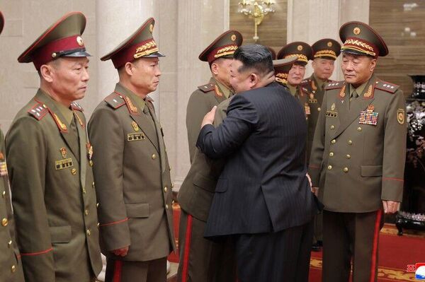 El líder norcoreano recibe a militares que participaron en la liberación de la región rusa de Kursk El líder norcoreano recibe a militares que participaron en la liberación de la región rusa de Kursk - Sputnik Mundo
