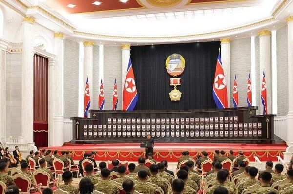 El líder norcoreano condecora a militares que participaron en la liberación de la región rusa de Kursk El líder norcoreano condecora a militares que participaron en la liberación de la región rusa de Kursk - Sputnik Mundo