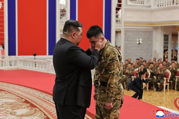 El líder norcoreano condecora a militares que participaron en la liberación de la región rusa de Kursk El líder norcoreano condecora a militares que participaron en la liberación de la región rusa de Kursk - Sputnik Mundo