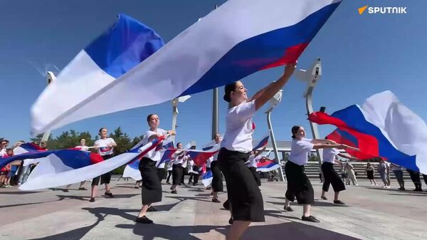 Muy importante para nosotros: Despliegan una bandera rusa de 2 - Sputnik Mundo