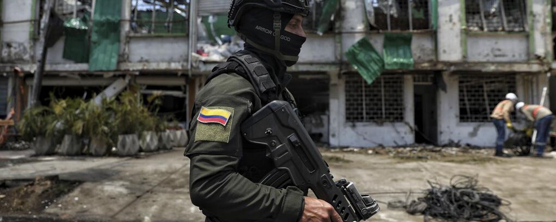 Un elemento de seguridad resguarda las inmediaciones de la zona del atentado en Cali, Colombia  - Sputnik Mundo, 1920, 23.08.2025