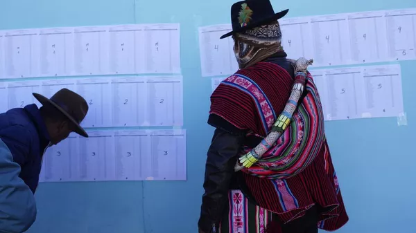 Votantes bolivianos revisan el padrón electoral durante las elecciones generales de agosto - Sputnik Mundo