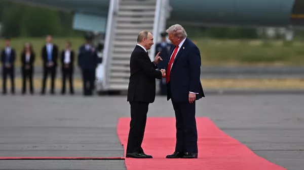 Президент РФ Владимир Путин и президент США Дональд Трамп во время встречи на военной базе Эльмендорф-Ричардсон на Аляске - Sputnik Mundo