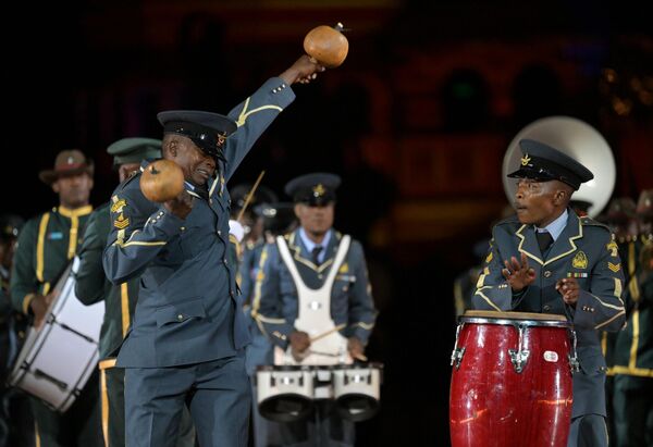 La orquesta de las Fuerzas Armadas de Zimbabue en el ensayo general de la ceremonia de apertura del 17.º festival de música militar Torre Spásskaya en la Plaza Roja de Moscú. - Sputnik Mundo