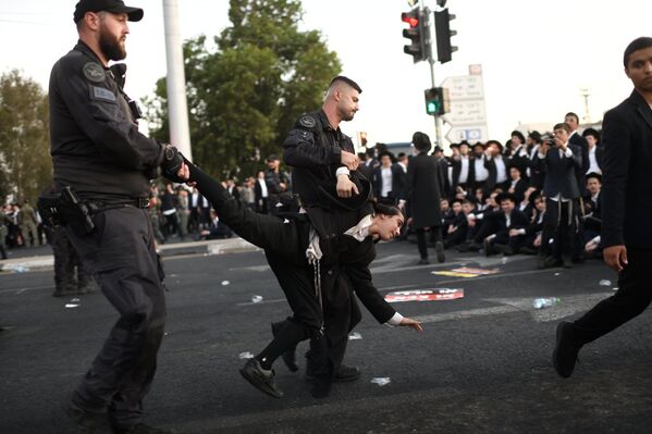 Judíos ultraortodoxos bloquean carreteras principales y se enfrentan con la Policía durante una protesta contra el encarcelamiento de estudiantes de seminario judíos por desafiar las órdenes de reclutamiento militar, cerca de la ciudad israelí de Kfar Yona. - Sputnik Mundo